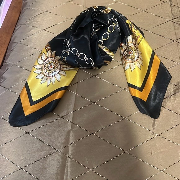 Sun scrolls, chains, reins, horseshoes etc - Picture 4 of 4